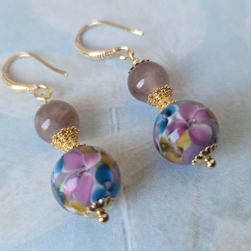 Boucle oreille pendante dorée femme romantique bohème printanière petite perle marron perle rose fleurie breloque feuille inoxydable