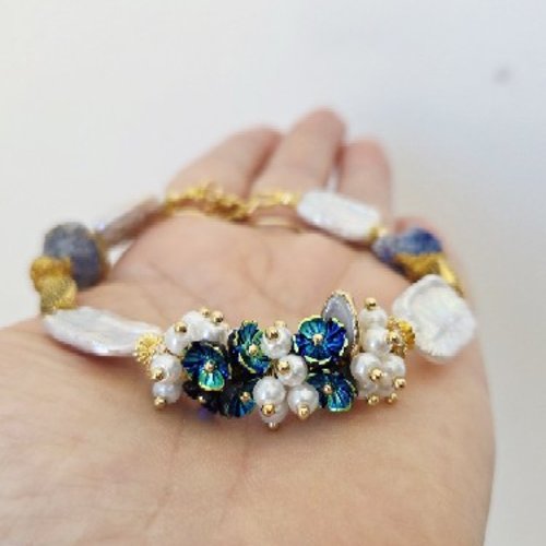 Bracelet femme ajustable perle plate naturelle eau douce blanche fragment perle agate bleue petite  fleur bleue breloque acier inoxydable