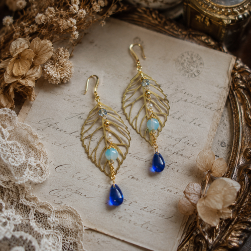 Boucle d'oreille femme printanière romantique bohème chic longue feuille dorée filigrane perle goutte bleue foncée crochet inoxydable