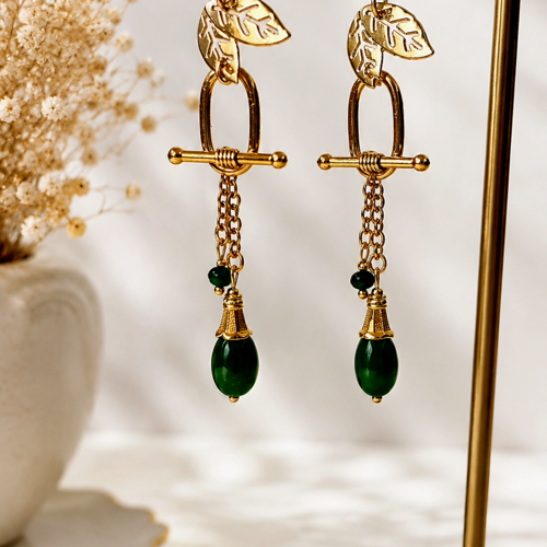 Boucle d'oreille pendante fleurie romantique bohème chic style vintage ancien perle verre verte foncée feuille anneau ovale fermoir barre