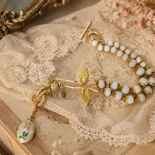 Collier femme printanier bohème romantique vintage chic perle blanche camée blanc nacre fleuri porte photo souvenir feuille branche strass