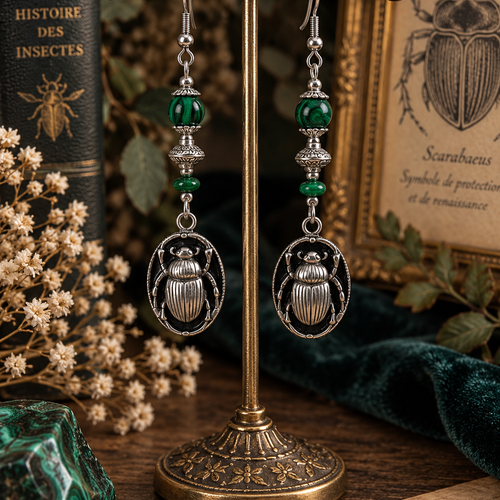 Boucle d'oreille pendante femme cabochon insecte volant scarabée fond noir perle verte foncée véritable malachite breloque couleur argent