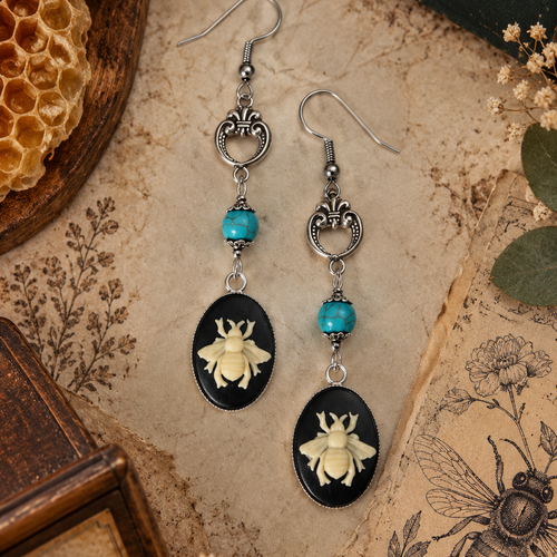 Boucle d'oreille pendante femme cabochon insecte volant abeille fond noir perle bleue turquoise marbrée marron filigrane couleur argentée