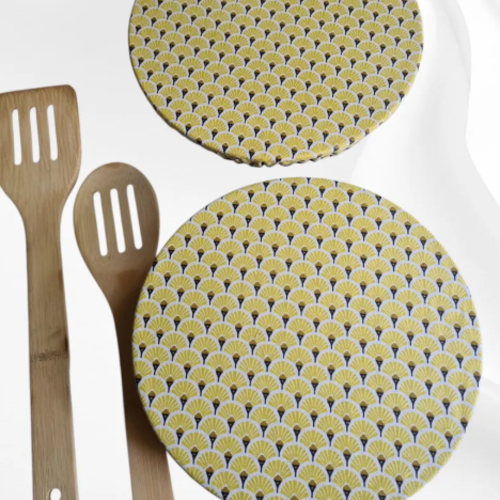 Lot de 2 couvre-plats lavables et réutilisables en coton enduit | fabrication artisanale | alternative durable | éventail jaune | ø 20 cm