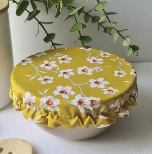 Couvre bol lavable et réutilisable en tissu coton enduit | fleurs de cerisier | moutarde