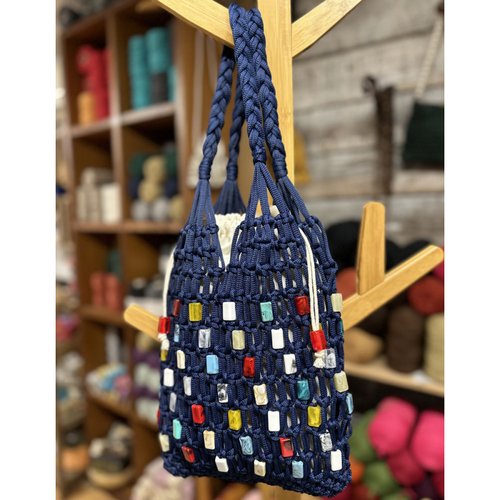 Sac en macramé et perles acrylique. 52*24 cm. fabrication française