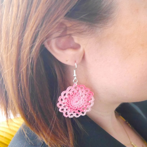Boucles d'oreilles pendantes coloris rose