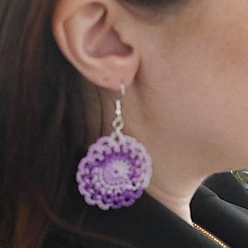 Boucles d'oreilles pendantes coloris mauve