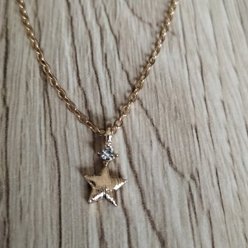 Collier doré avec étoile