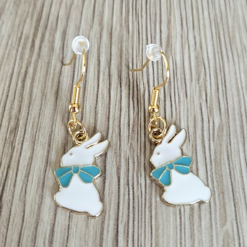 Boucles d'oreilles lapins blancs avec noeuds bleus