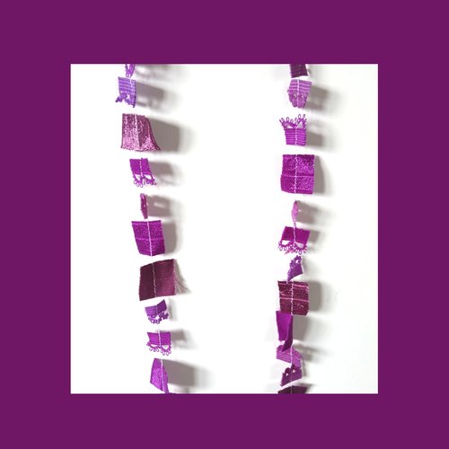 Guirlande upcyclée en tissu violet