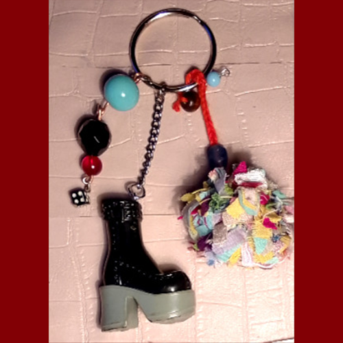 Porte-clé / bijou de sac bottine noire