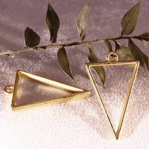 2 breloques triangle inversé doré plaque brossé creux 39x25mm