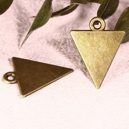 10  breloques triangle  bronze lisse plate 23x18mm