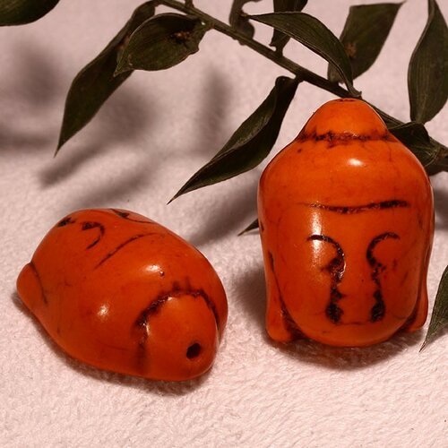 2 perles têtes  de bouddha en howlite  teintée orange  en relief 29x20mm