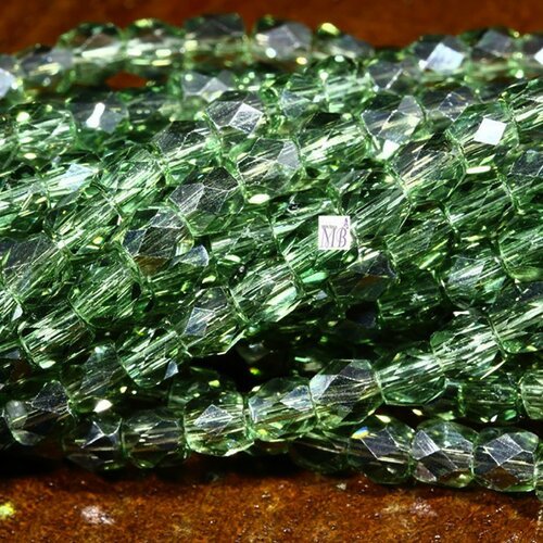 30 perles de verre  de bohème facette vert ab 4x3mm