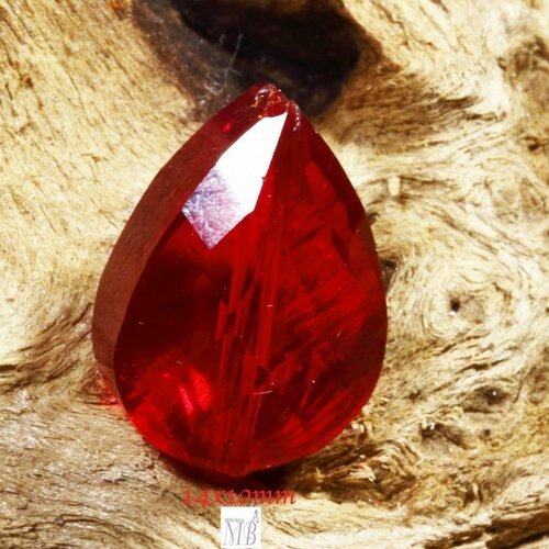 8 perles goutte de cristal rouge  facettée 14x10mm