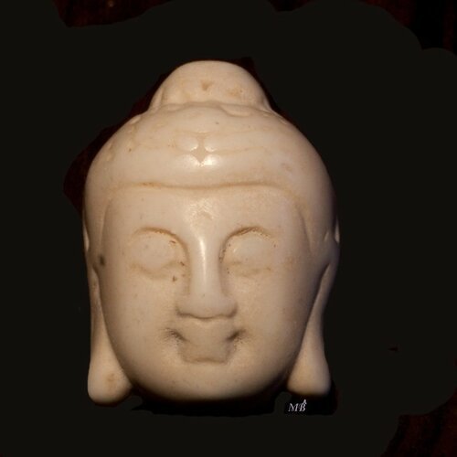 2 perles têtes  de bouddha en howlite  teintée blanc crème  en relief 29x20mm