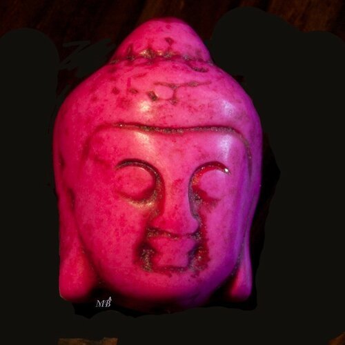 2 perles têtes  de bouddha en howlite  teintée rose fuchsia   en relief 29x20mm