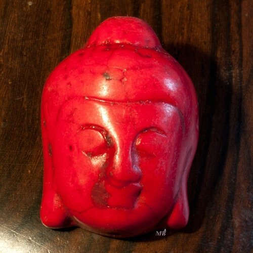 2 perles têtes  de bouddha en howlite  teintée rouge  en relief 29x20mm