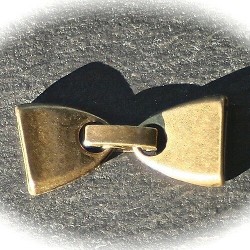 1 fermoir  clips deux parties métal couleur bronze  28x15mm