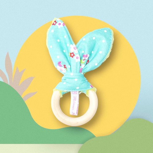 Hochet anneau de dentition en bois et oreilles de lapin en douillette - petites fleurs -