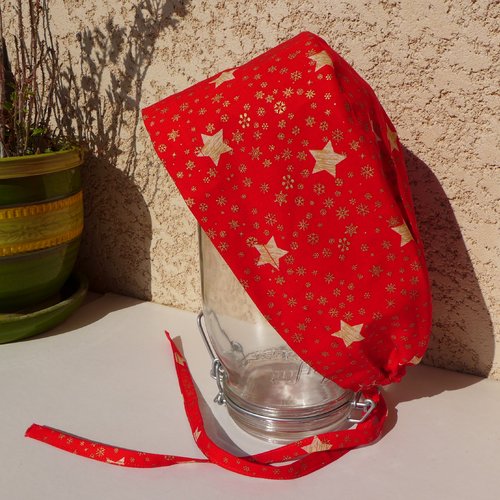 Calot, calotte, chapeau de bloc, surgical cap, chirurgical, paramedical, coton motif  "noël", étoiles et flocons de neige  fond rouge