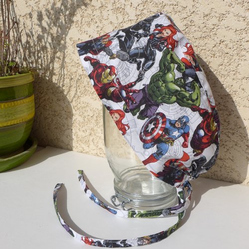 Calot, calotte, chapeau de bloc, surgical cap, chirurgical,médical, paramédical, coton motif "les super héros" fond blanc cassé