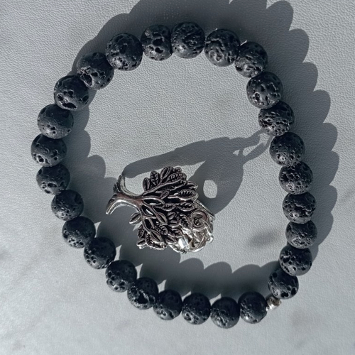 Un bracelet en lave noir 8 mm