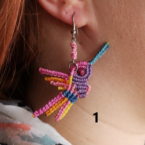 Boucles d'oreilles colibri en micro macramé