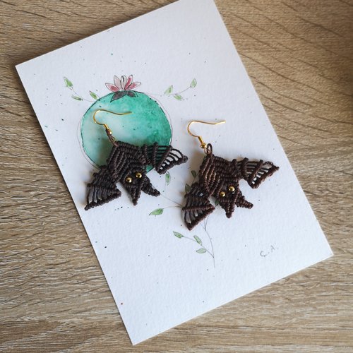 Boucles d'oreilles pendantes chauve souris en micro macramé,  marron, halloween