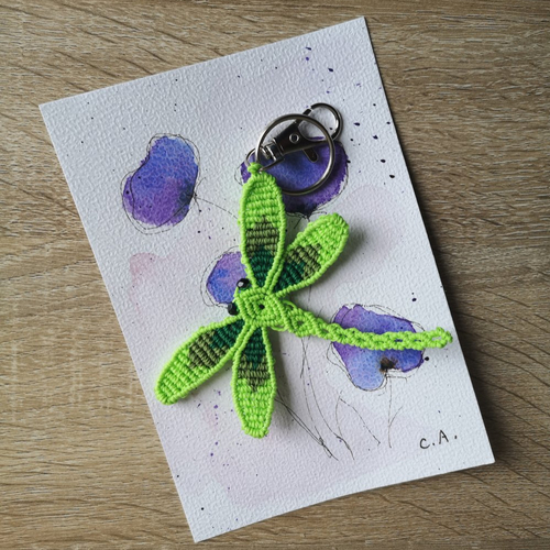 Porte clefs libellule, bijou de sac, en micro macramé, ton vert
