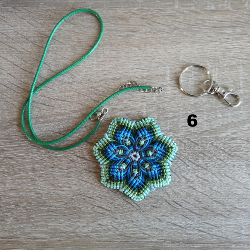 Mandala en micro macramé bleu et turquoise