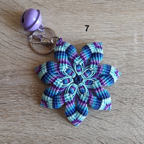 Mandala bijou de sac ou porte clefs, tissé de fil et d'intentions pour apaiser l'âme