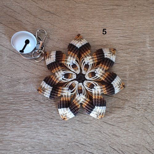 Mandala bijou de sac ou porte clefs, tissé de fil et d'intentions pour apaiser l'âme