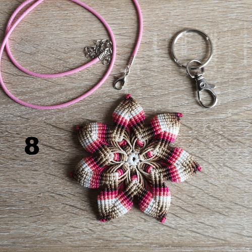 Mandala pendentif ou porte clefs, tissé de fil et d'intentions pour apaiser l'âme
