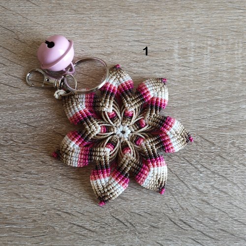 Mandala bijou de sac ou porte clefs, tissé de fil et d'intentions pour apaiser l'âme