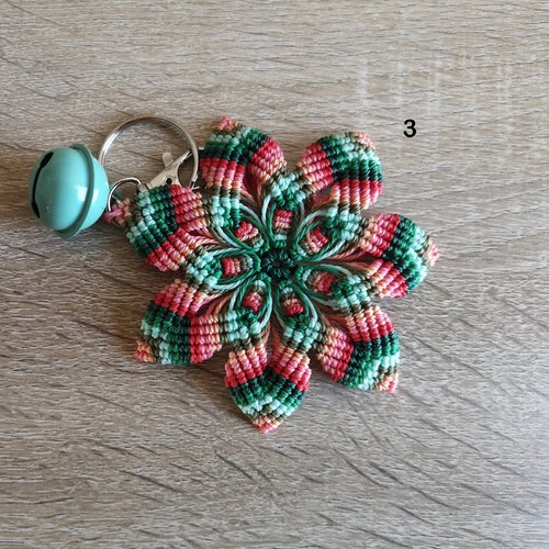 Mandala bijou de sac ou porte clefs, tissé de fil et d'intentions pour apaiser l'âme