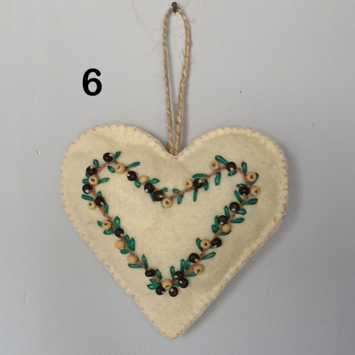 Coeur d'amour en feutrine brodé à la main