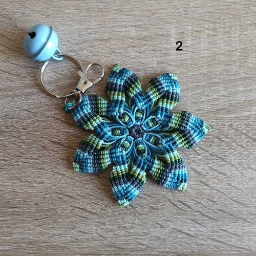 Mandala bijou de sac ou porte clefs, tissé de fil et d'intentions pour apaiser l'âme