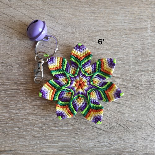 Mandala porte clefs, tissé de fil et d'intentions pour apaiser l'âme
