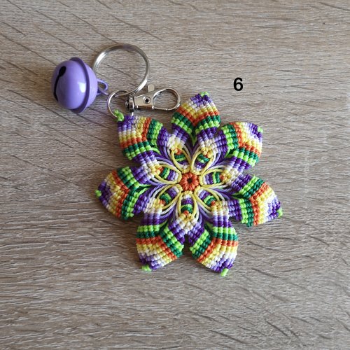 Mandala porte clefs, tissé de fil et d'intentions pour apaiser l'âme