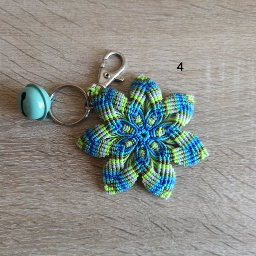 Mandala porte clefs, tissé de fil et d'intentions pour apaiser l'âme