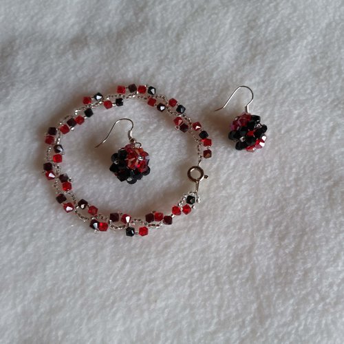 Ensemble bracelet et boucles d'oreilles en perles à facettes et perles de rocaille