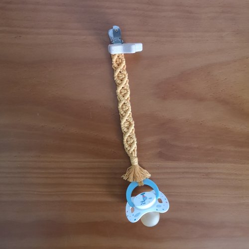 Attache tétine en macramé