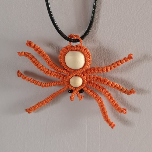 Pendentif araignée orange en micro macramé, halloween.