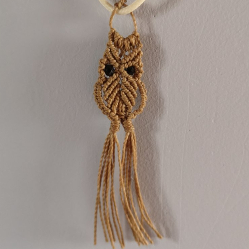 Pendentif hibou marron en micro macramé, halloween.