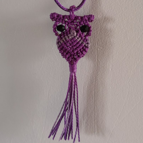 Pendentif hibou violet en micro macramé, halloween.