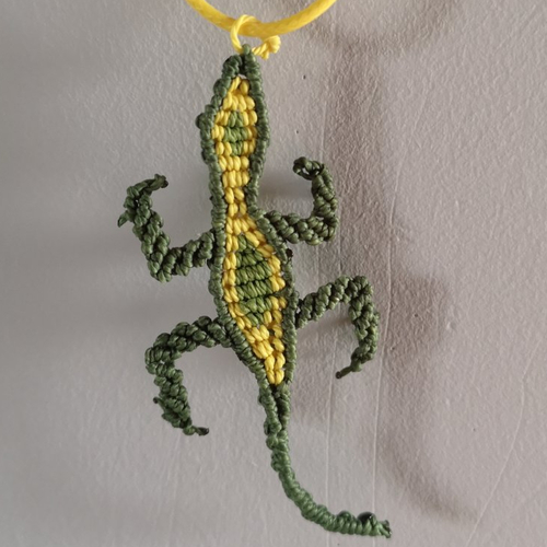 Pendentif lézard en micro macramé, halloween.