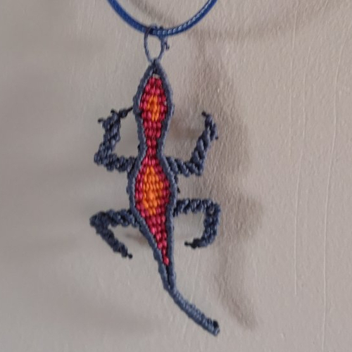 Pendentif lézard en micro macramé, halloween.